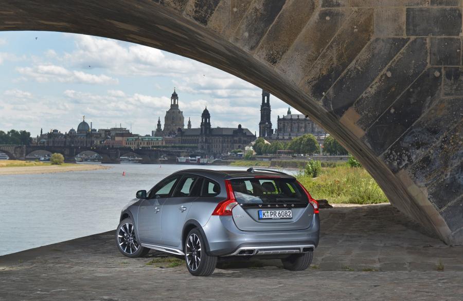  Volvo V60 T5 Cross Country 2015 года  (фото 24 из 38)